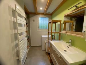 Kúpeľňa v ubytovaní Gîte T2 avec Terrasse et Parking - Proche des Thermes - FR-1-503-147