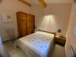 Posteľ alebo postele v izbe v ubytovaní Gîte T2 avec Terrasse et Parking - Proche des Thermes - FR-1-503-147