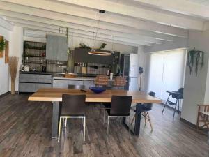 uma cozinha com uma grande mesa de madeira e cadeiras em Villa Deluxe Private Pool em Gentiluomo