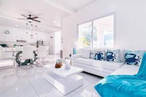 ein weißes Wohnzimmer mit einem weißen Sofa und einem Tisch in der Unterkunft Atlantis Luxury Villages - Neptun in Tela