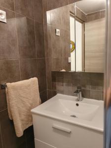 uma casa de banho com um lavatório e um espelho em La Romantique em Paris