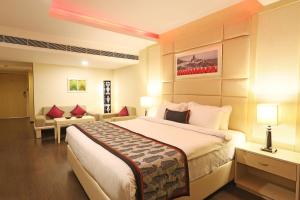 Letto o letti in una camera di Golden Tulip Jaipur