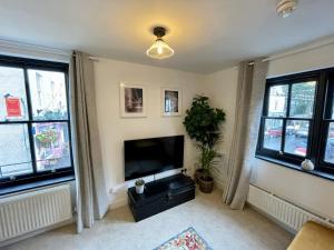 Televisyen dan/atau pusat hiburan di Cosy Oasis in the Heart of Clifton Village +18 gambar