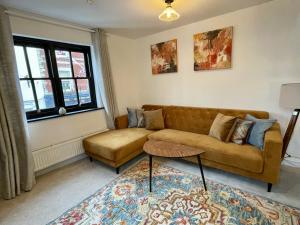 uma sala de estar com um sofá e uma mesa em Cosy Oasis in the Heart of Clifton Village em Bristol