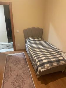 سرير أو أسرّة في غرفة في Квартира в центре Стамбула
