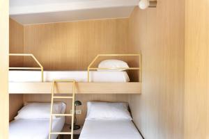 Wecamp San Sebastián客房内的一张或多张床位