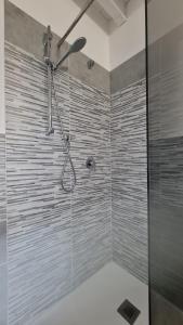 um chuveiro com uma porta de vidro na casa de banho em Via Contu em Iglesias