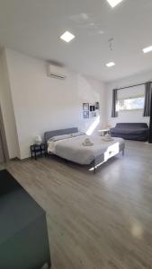 ein Schlafzimmer mit einem großen Bett in einem Zimmer in der Unterkunft Via Contu in Iglesias