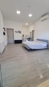 um grande quarto branco com duas camas em Via Contu em Iglesias