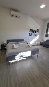 1 dormitorio con 1 cama grande en una habitación en Via Contu, en Iglesias