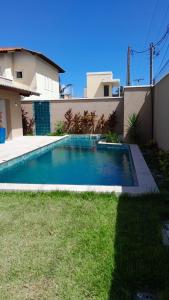 una piscina en el patio trasero de una casa en Casa 02 - Aconchego, en Caucaia