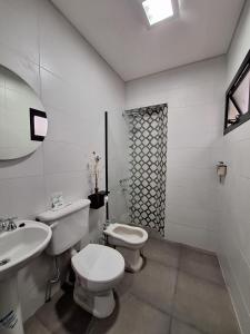 uma casa de banho branca com um WC e um lavatório em OSTATUA ETXEA em Salta