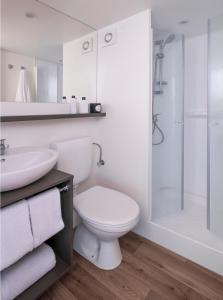 サン・セバスティアンにあるWecamp San Sebastiánのバスルーム(トイレ、洗面台、シャワー付)