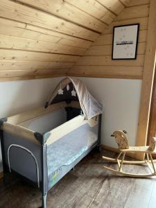 Etagenbett in einem Zimmer mit Holzdecke in der Unterkunft Lux House Chochołów in Chochołów