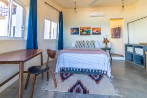 een slaapkamer met een bed, een bureau en een tafel bij Pacific Villa Punta Mita-Playa Careyeros in Punta Mita