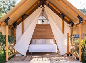 圣塞瓦斯蒂安Wecamp San Sebastián的帐篷卧室配有一张床