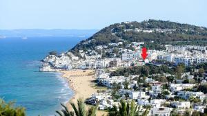 een uitzicht op een strand in Positano met een rode markering bij Esmeralda in Douar el Hafey