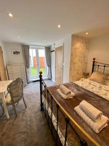 ein Schlafzimmer mit einem Bett mit zwei Handtüchern darauf in der Unterkunft Stratford Centre, Ground Level, Parking nearby in Stratford-upon-Avon