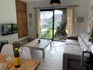 TV a/nebo společenská místnost v ubytování L'alivu di porto vecchio*** ( piscine chauffée )