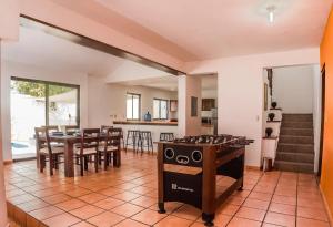 un soggiorno con tavolo da ping pong di Casa Juarez: Great 4BR house w/ POOL & GAMES, perfect for Parties & Family a La Paz