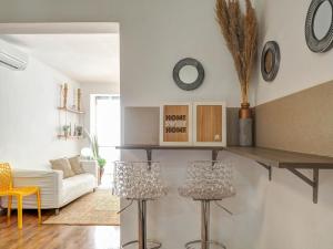 een woonkamer met een bank en een tafel bij Espalter White by Hello Homes Sitges in Sitges