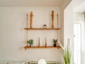 een kamer met houten planken aan de muur met potplanten bij Espalter White by Hello Homes Sitges in Sitges