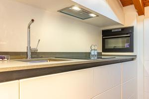 A kitchen or kitchenette at Casa Pegaso in Canton de Fiori Még 22 kép