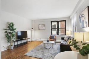 uma sala de estar com um sofá e uma televisão em 1BR Bright and Airy Apt in Hyde Park - Hyde Park 109 and 209 rep em Chicago