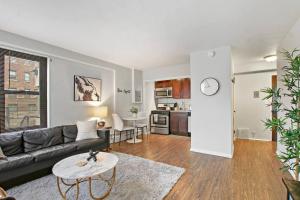 uma sala de estar com um sofá e uma mesa em 1BR Bright and Airy Apt in Hyde Park - Hyde Park 109 and 209 rep em Chicago