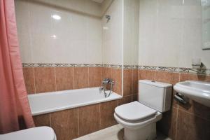 a bathroom with a toilet and a tub and a sink at Apartamento en Calonge y a 5 minutos de la playa in Sant Antoni de Calonge