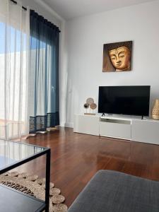 アデへにあるAdele apartment Costa Adejeのリビングルーム(薄型テレビ、テーブル付)