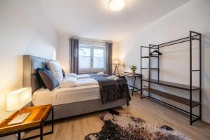 Schlafzimmer mit einem Bett und einem Fenster in der Unterkunft Cityapartment Wagner mit Netlix in Bielefeld