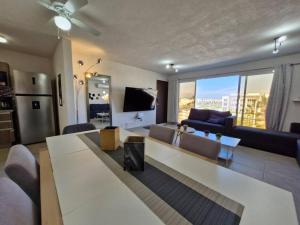 a living room with a couch and a table at Depto. con club de Playa in Acapulco