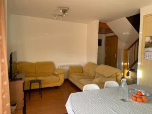 uma sala de estar com um sofá e uma mesa em Apartamento entero en la Vall Fosca em La Pobleta de Bellvei