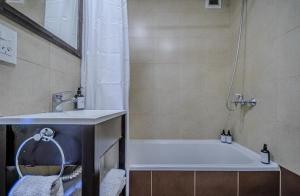 Un baño con bañera blanca y lavabo. en Vive en Lujo La Mejor Ubicacion Cerca de Todo zona Hospital Italiano, Buenos Aires, en Buenos Aires 24 fotos más