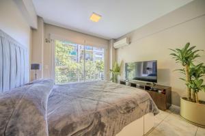 Un dormitorio con una cama grande y una ventana grande. en Vive en Lujo La Mejor Ubicacion Cerca de Todo zona Hospital Italiano, Buenos Aires, en Buenos Aires