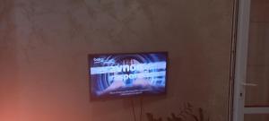 telewizor z płaskim ekranem wiszący na ścianie w obiekcie Apartman CENTAR w Barze