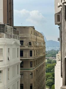 vistas a un edificio alto de una ciudad en Studio 1111, en Río de Janeiro