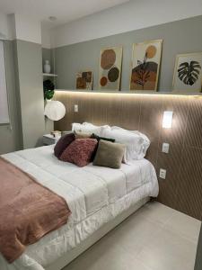Un dormitorio con una cama con almohadas. en Studio 1111, en Río de Janeiro
