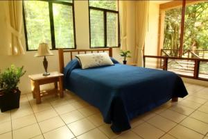 เตียงในห้องที่ Luxurious entire country house in Rio Dulce, Guatemala