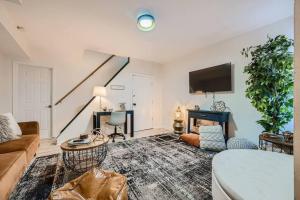 Baltimore Beauty! Johns Hopkins! 3 bedroom apt في بالتيمور: غرفة معيشة مع أريكة وتلفزيون