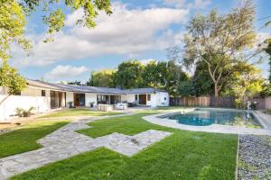 a backyard with a swimming pool and a house at Forman by AvantStay Pool Near Hollywood Studios in Burbank