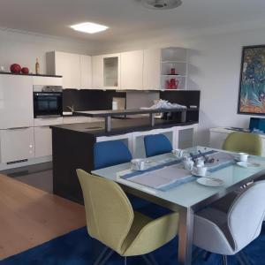 Nhà bếp/bếp nhỏ tại Ferienwohnung Sterzl mit Terrasse im Münstertal