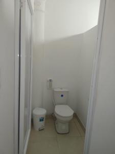 un piccolo bagno con servizi igienici e doccia di Luka Cartagena a Cartagena de Indias