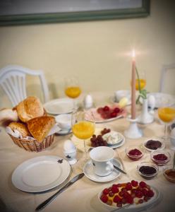 einen Tisch mit Frühstückszutaten und Getränken darauf in der Unterkunft Hotel zur Schlossmühle in Borna