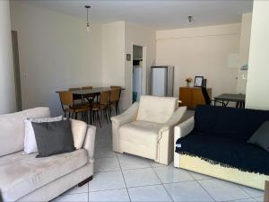 uma sala de estar com dois sofás e uma mesa em Apartamento no Guarujá para 8 pessoas no Guarujá