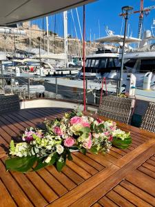 - un bouquet de fleurs sur une table sur un bateau dans l'établissement Yacht Marseille, à Marseille