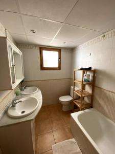 La salle de bains est pourvue d'un lavabo et de toilettes. dans l'établissement SunSet&Beach, à Albir