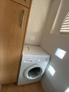 - un lave-linge et un sèche-linge dans une petite pièce dans l'établissement SunSet&Beach, à Albir