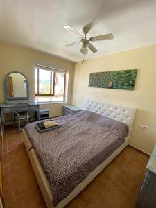 - une chambre avec un lit et un ventilateur de plafond dans l'établissement SunSet&Beach, à Albir